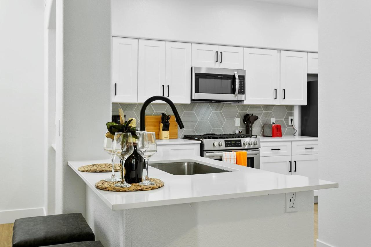 Cozysuites By The Stadium With Pool 10 Apartment